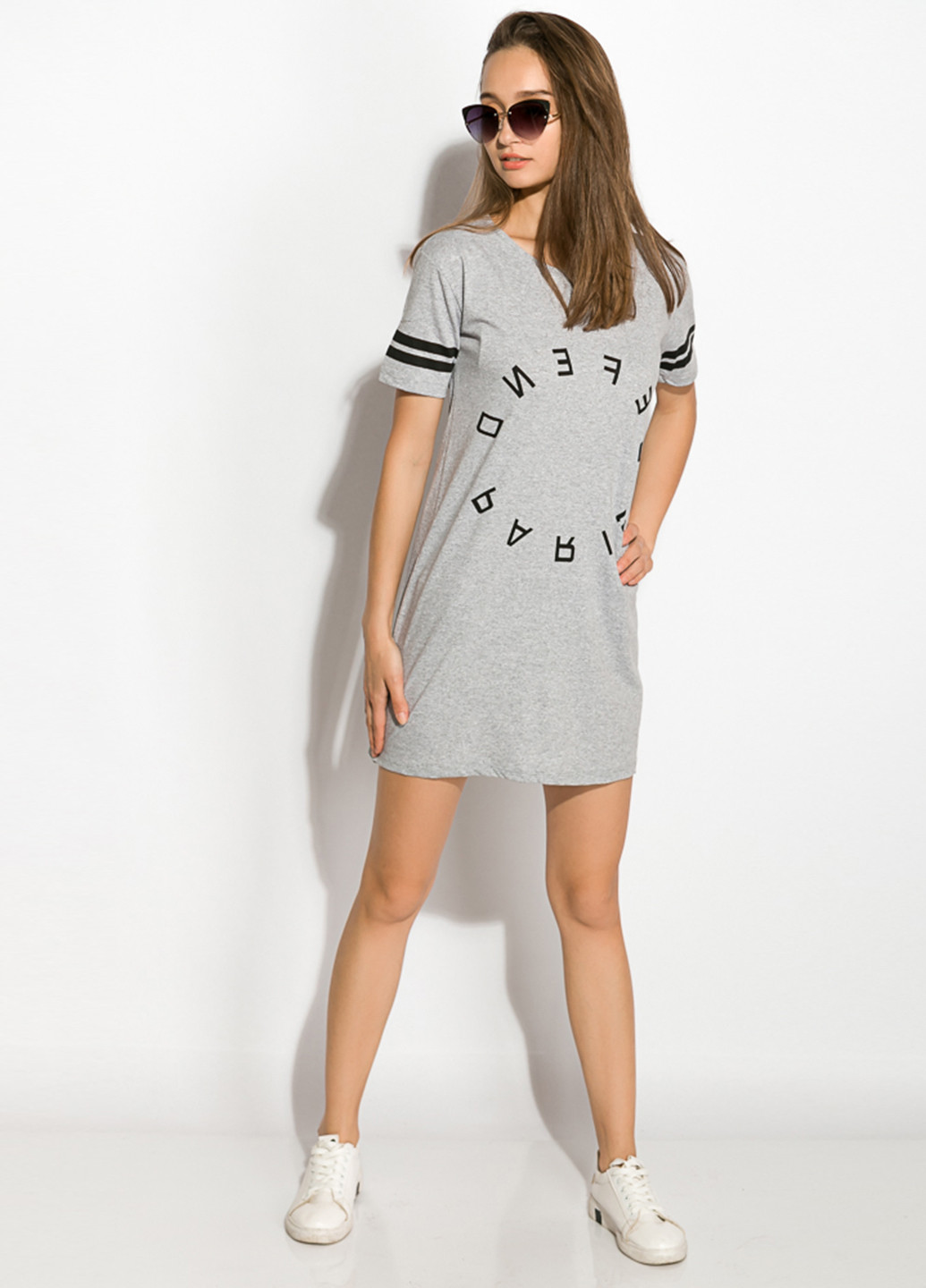 Светло-серое кэжуал платье платье-футболка Time of Style с надписью
