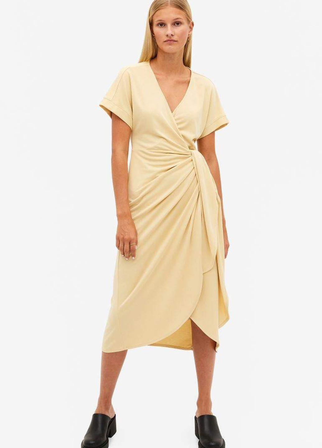 Світло-жовтий кежуал сукня на запах Monki однотонна