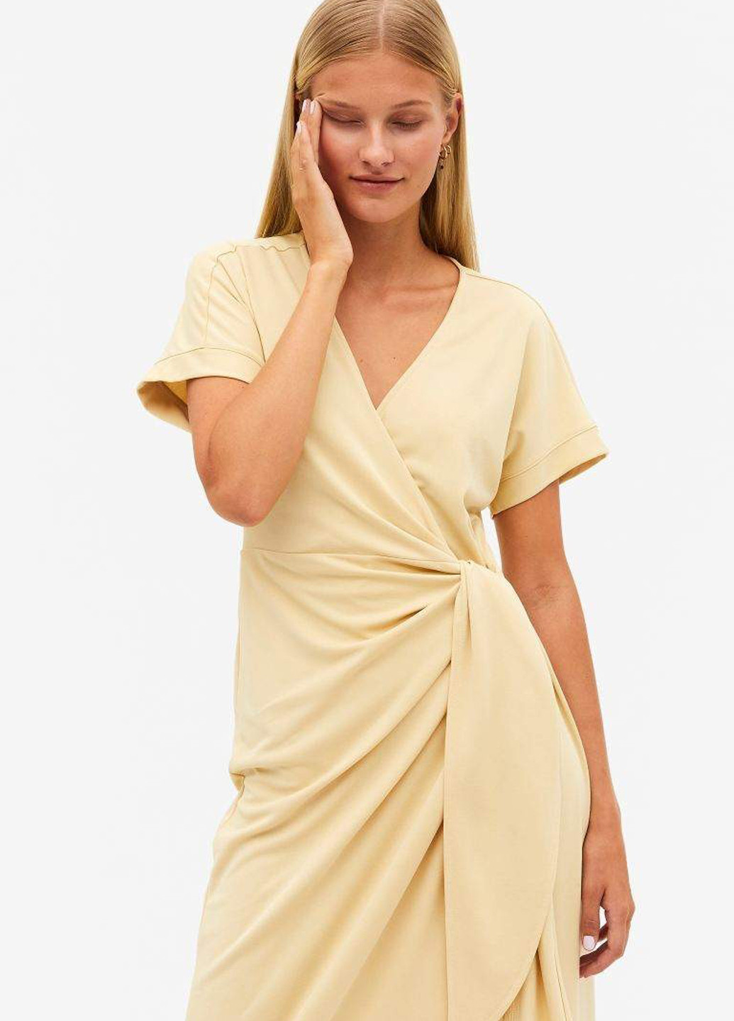 Світло-жовтий кежуал сукня на запах Monki однотонна