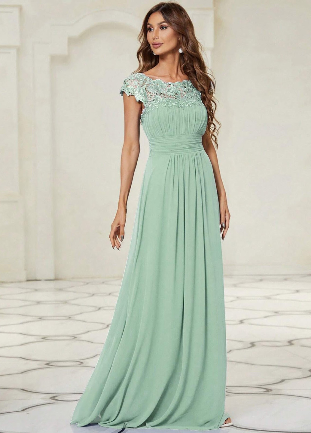 Светло-зеленое вечернее платье с открытой спиной SHEIN однотонное