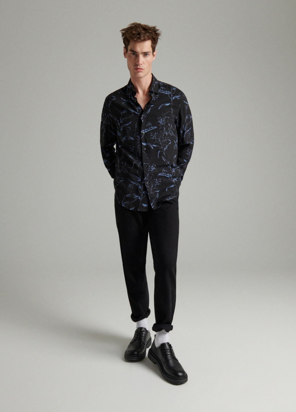 Черная кэжуал рубашка с абстрактным узором Reserved