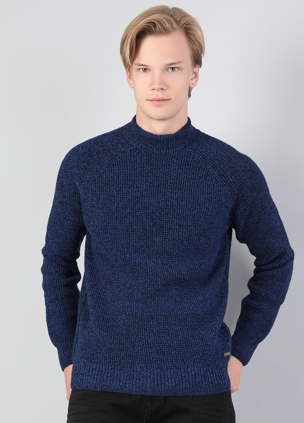 Синий демисезонный свитер Colin's