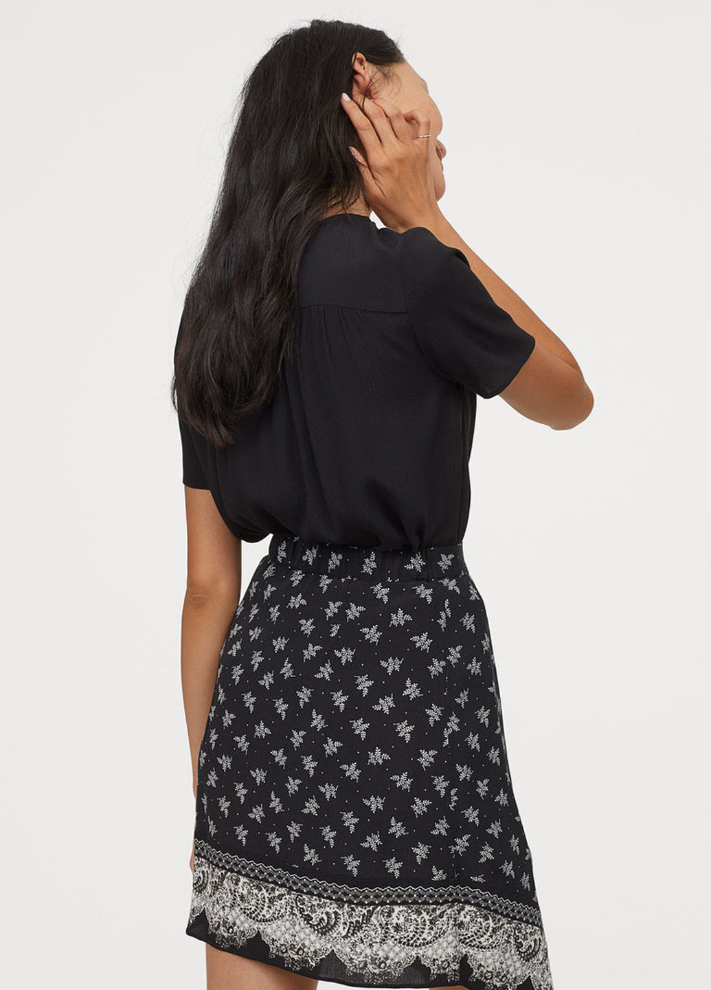 Черная кэжуал с орнаментом юбка H&M