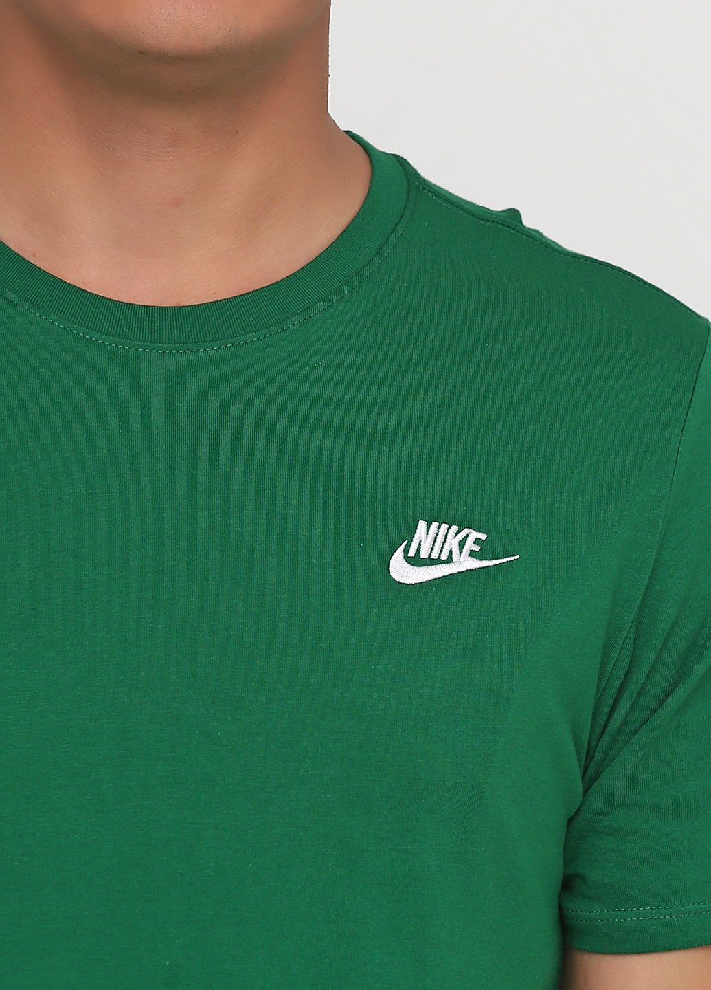 Зелена футболка Nike M NSW TEE CLUB EMBRD FTRA