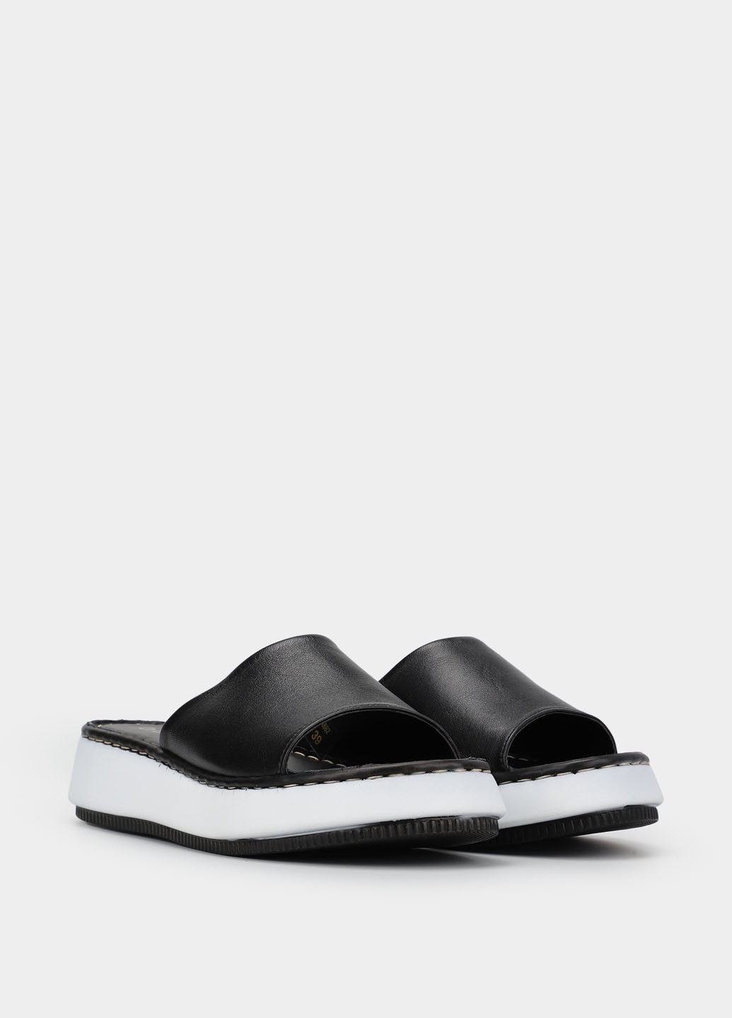 Черно-белые шлепанцы Braska с белой подошвой