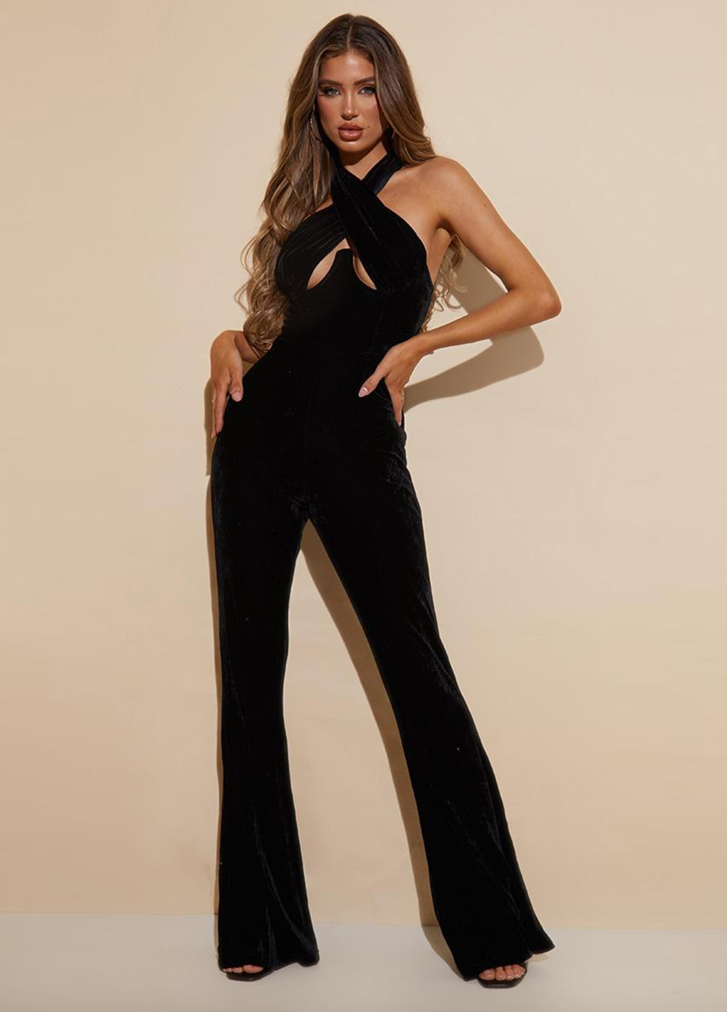 Комбинезон PrettyLittleThing комбинезон-брюки однотонный чёрный кэжуал полиэстер, велюр