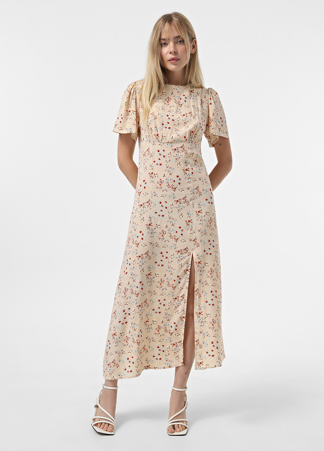 Бежевое кэжуал платье Braska с цветочным принтом