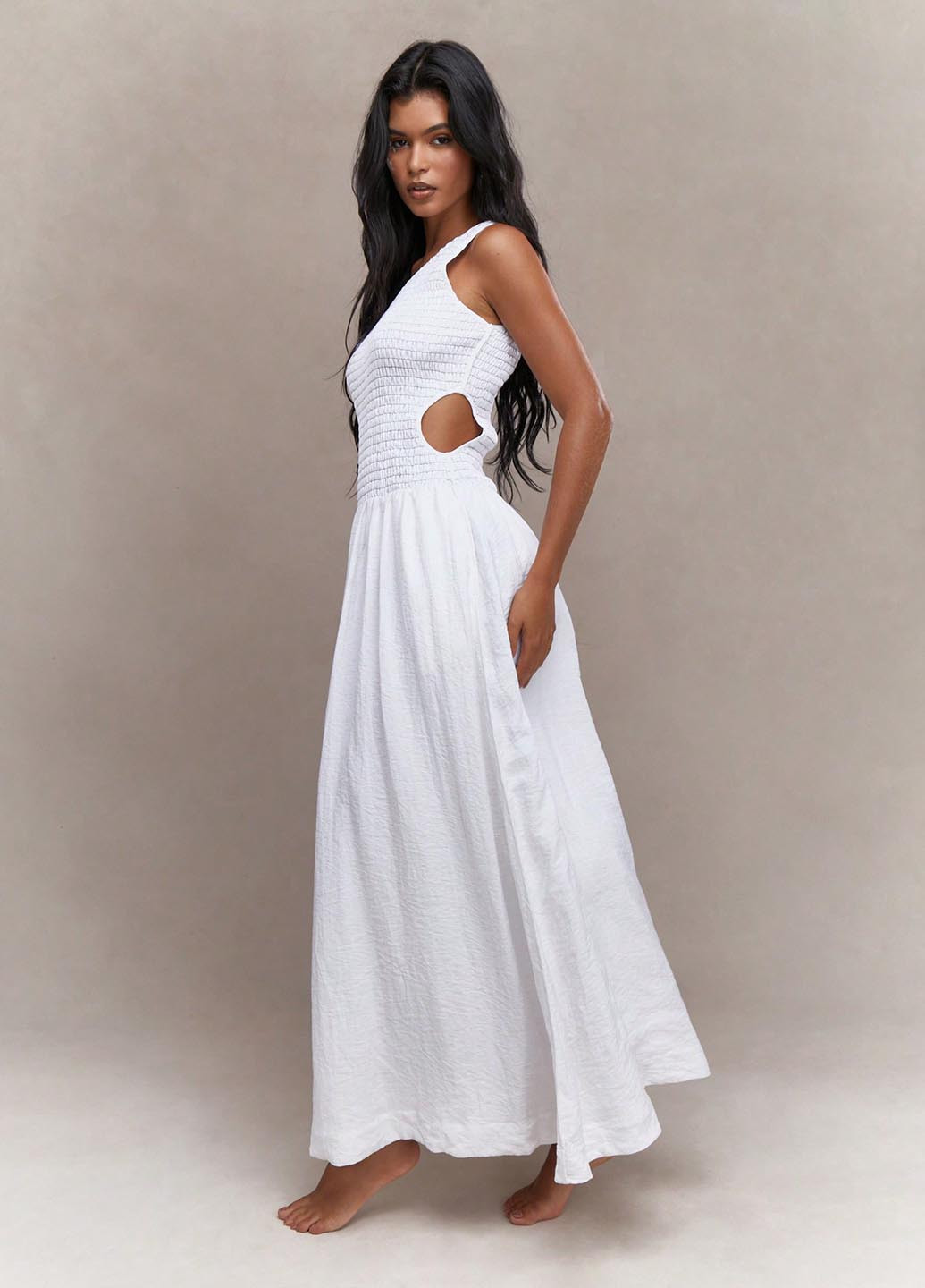 Белое домашнее платье на одно плечо SHEIN однотонное