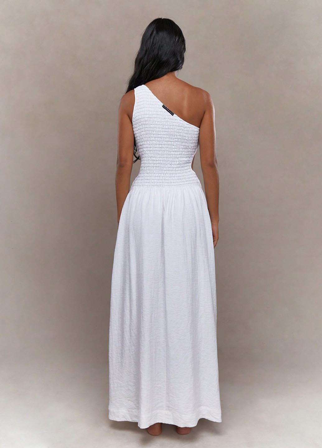 Белое домашнее платье на одно плечо SHEIN однотонное