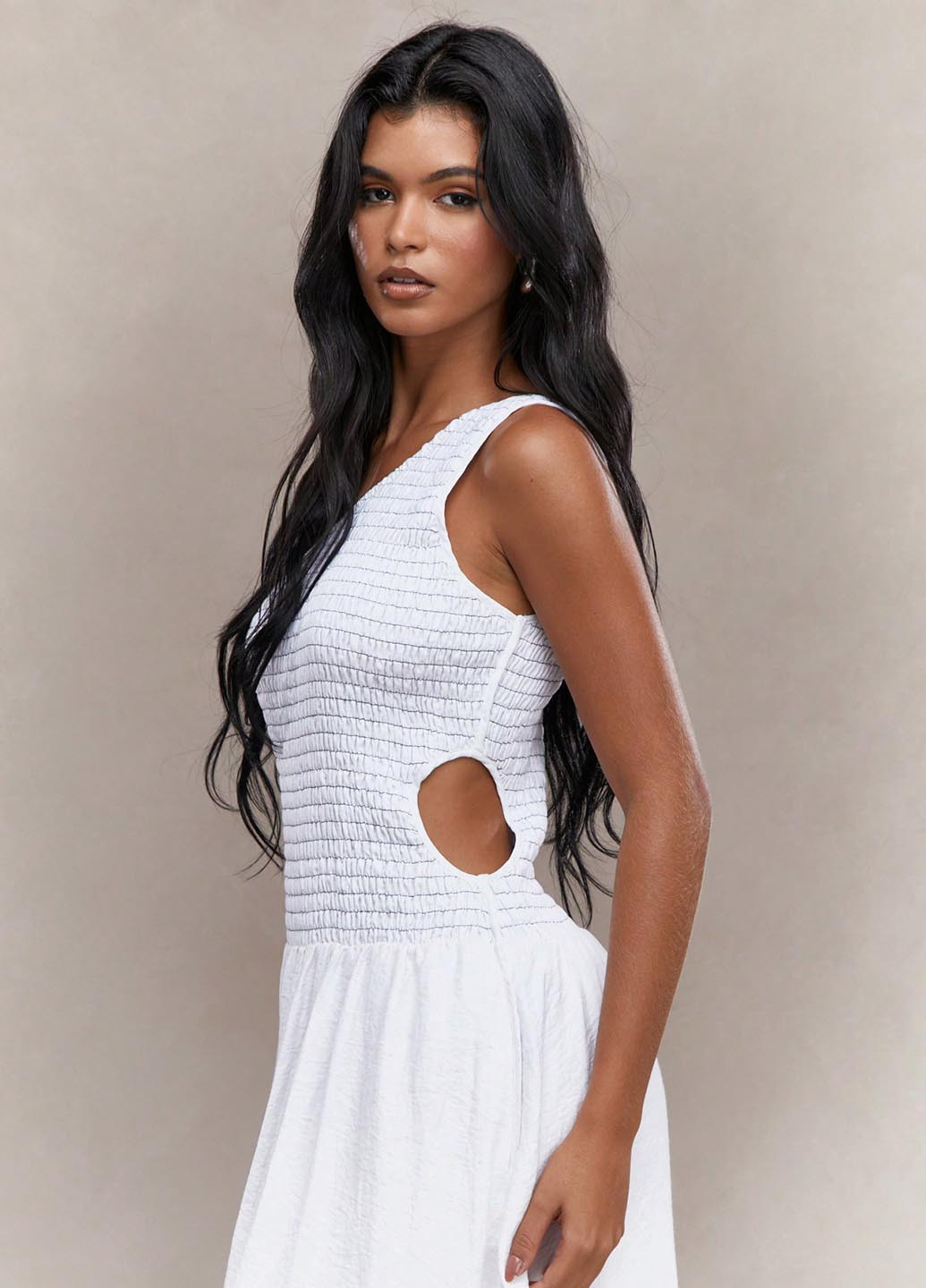 Белое домашнее платье на одно плечо SHEIN однотонное