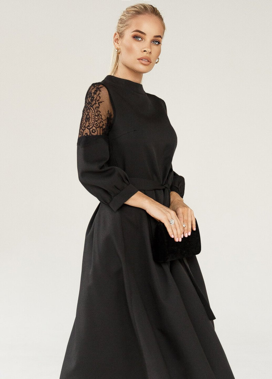 Черное коктейльное утонченное платье с кружевными вставками Gepur однотонное