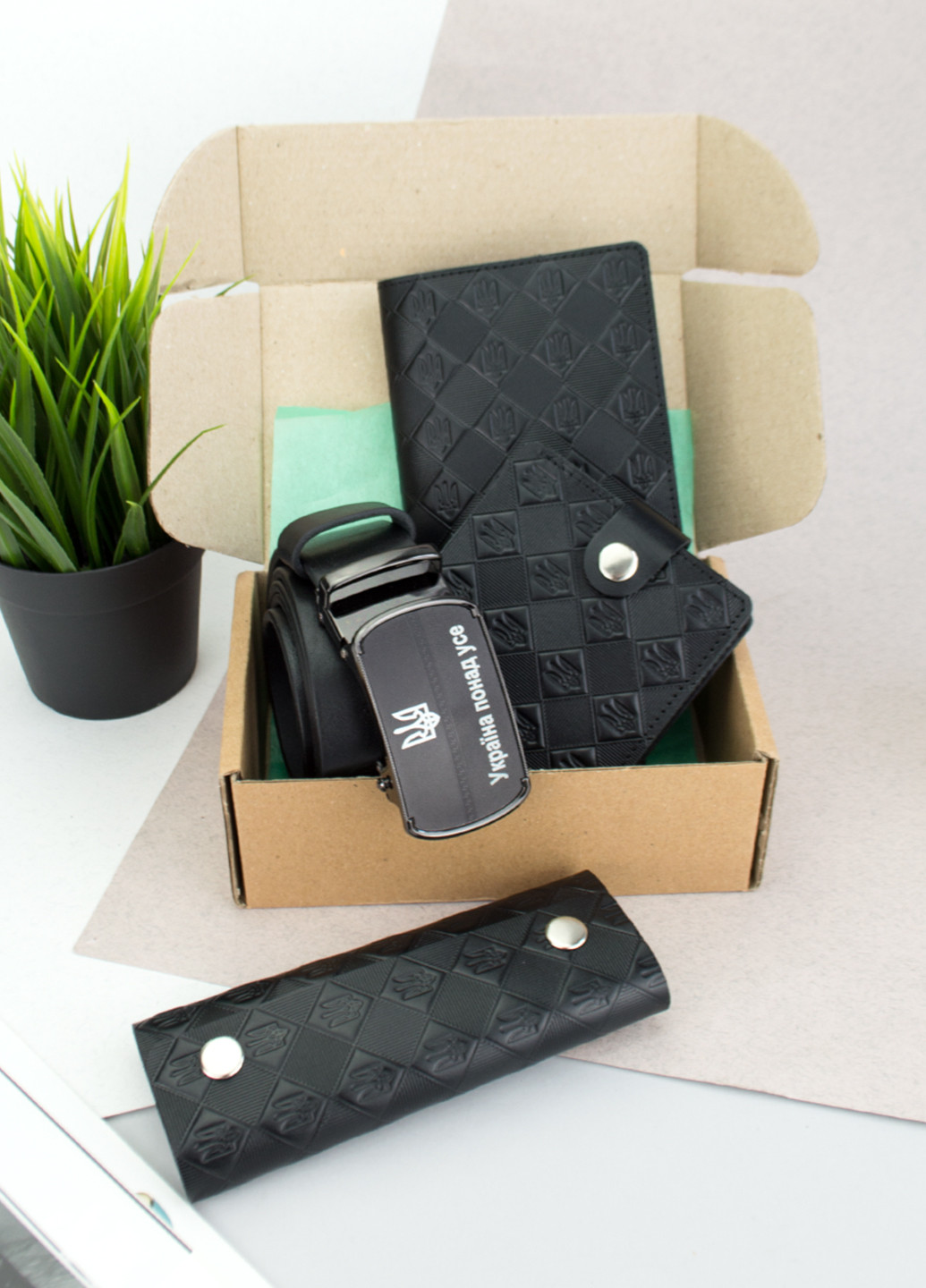 Подарунковий чоловічий набір №67 "Тризуб": ремінь + портмоне + ключниця + обкладинка на паспорт (чорний) HandyCover (253322429)
