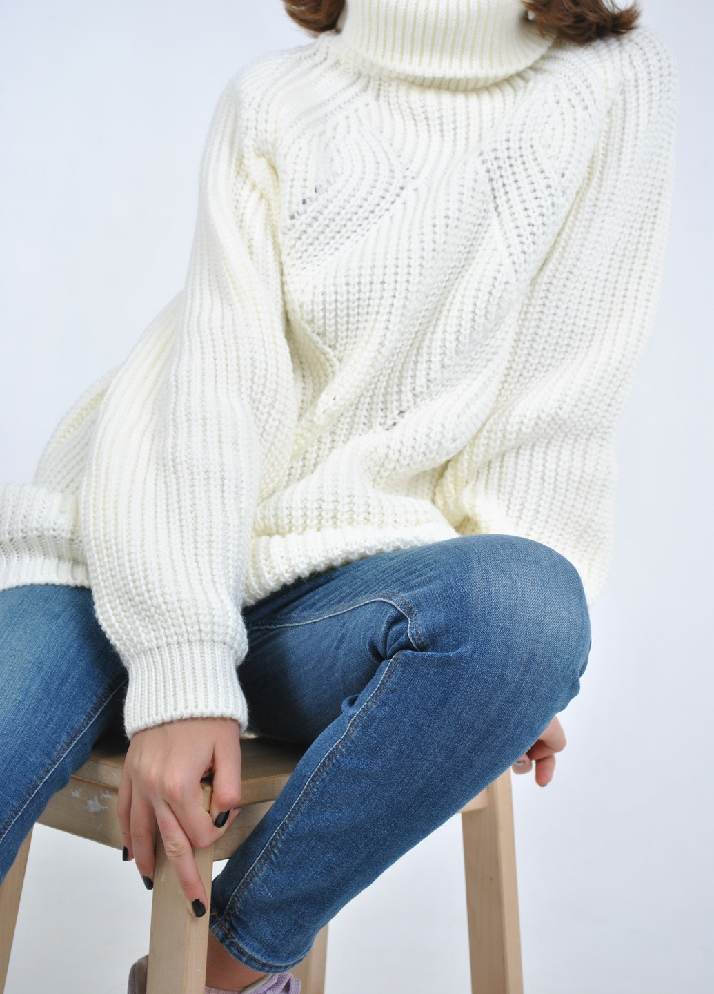 Молочный зимний удлиненный свитер Berta Lucci