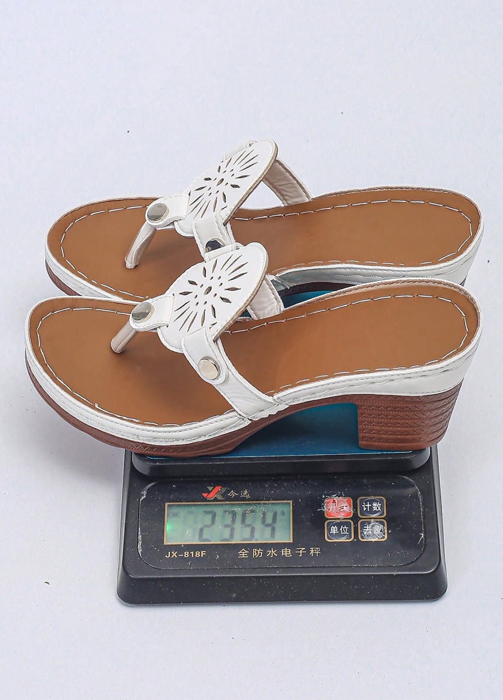 Белые кэжуал шлепанцы SHEIN с заклепками, с перфорацией