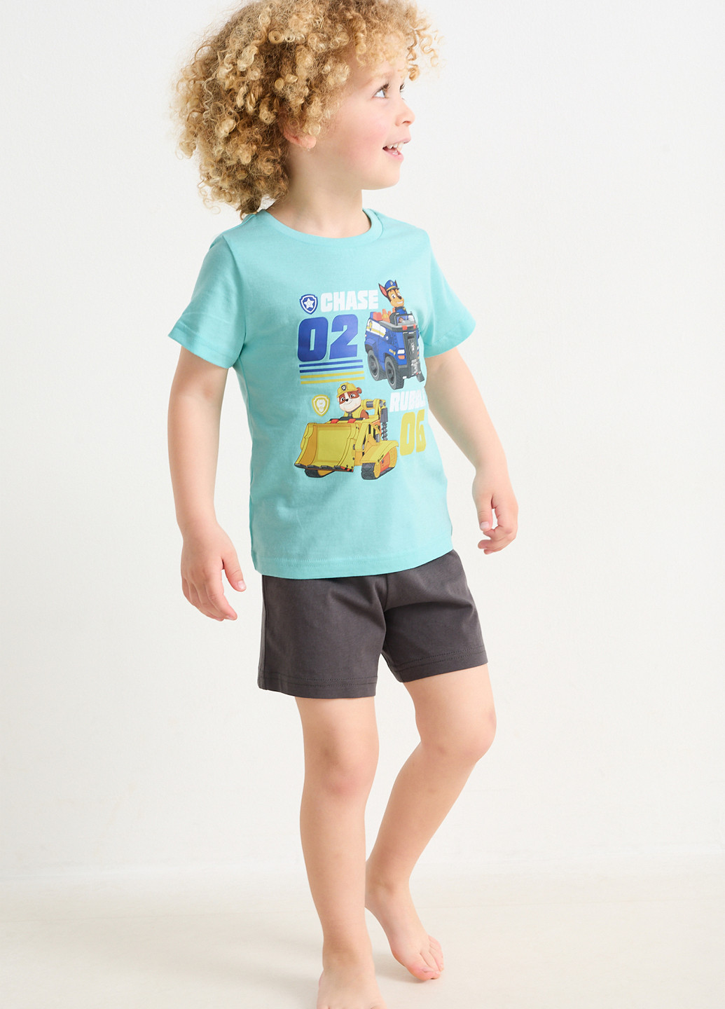 Комбинированный демисезонный комплект (футболка, шорты) C&A