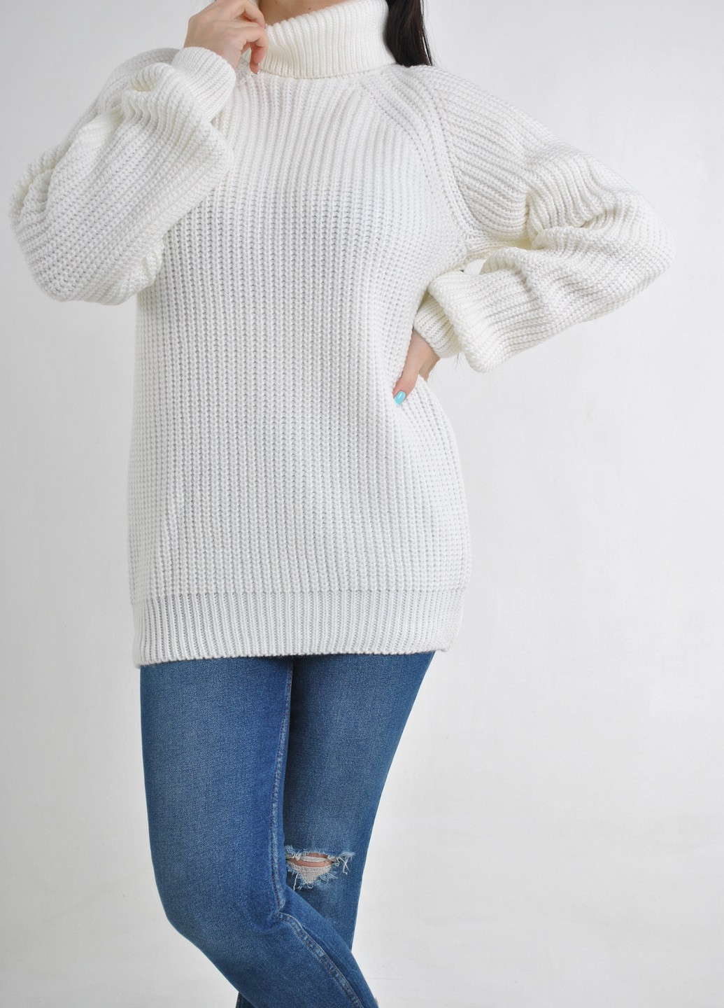 Белый зимний удлиненный свитер Berta Lucci
