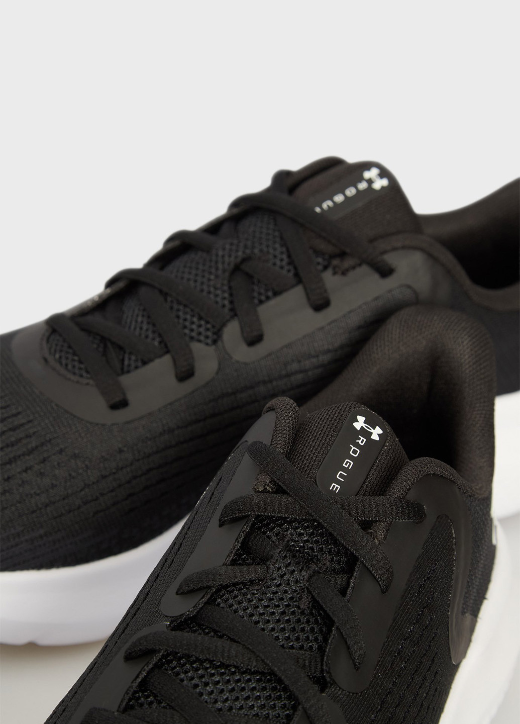 Черные всесезонные кроссовки Under Armour