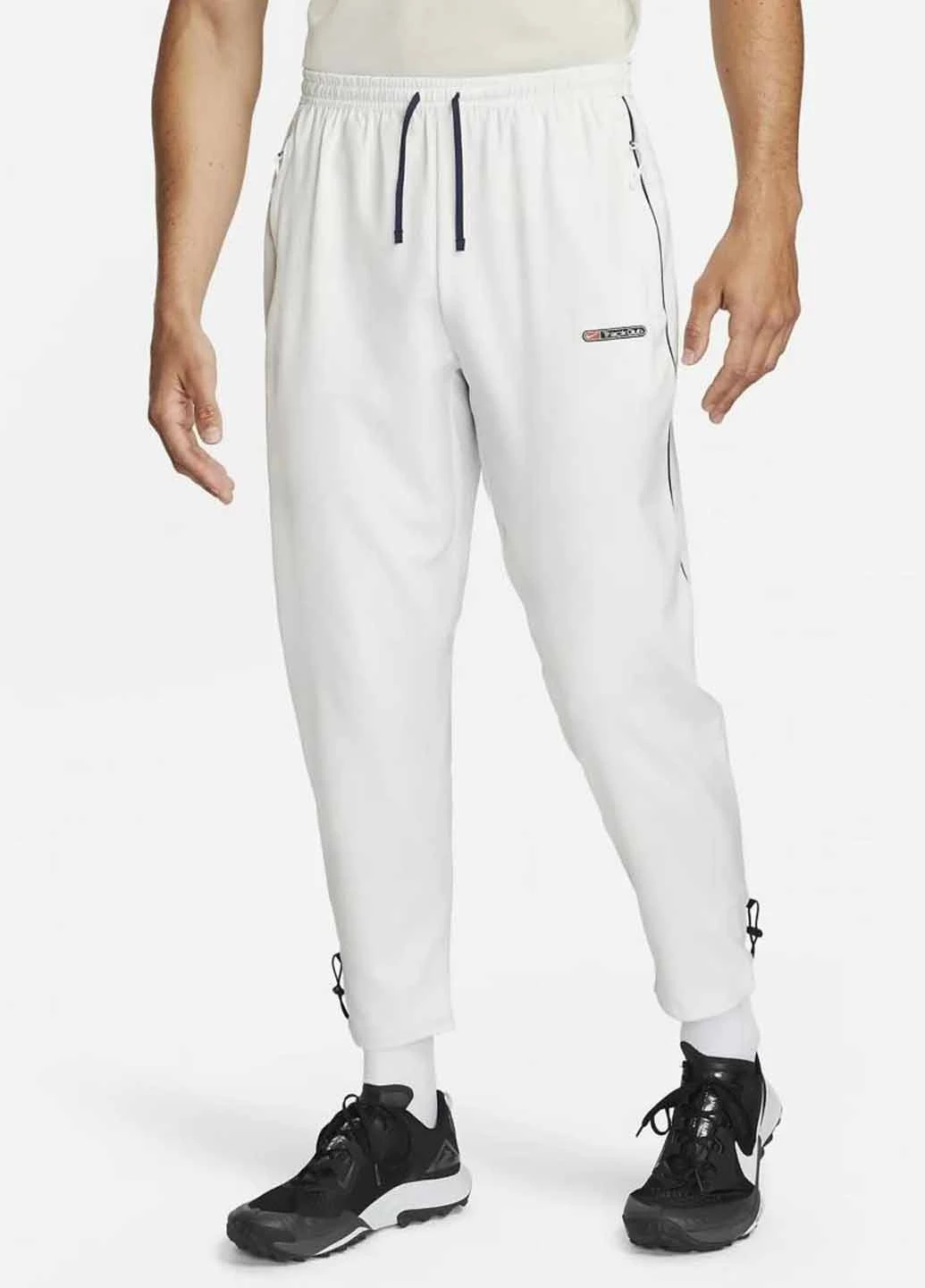 Белые спортивные демисезонные зауженные брюки Nike