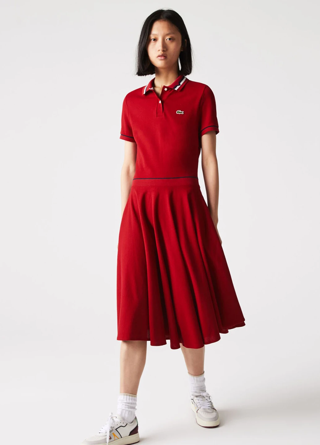 Красное кэжуал платье клеш, поло Lacoste однотонное