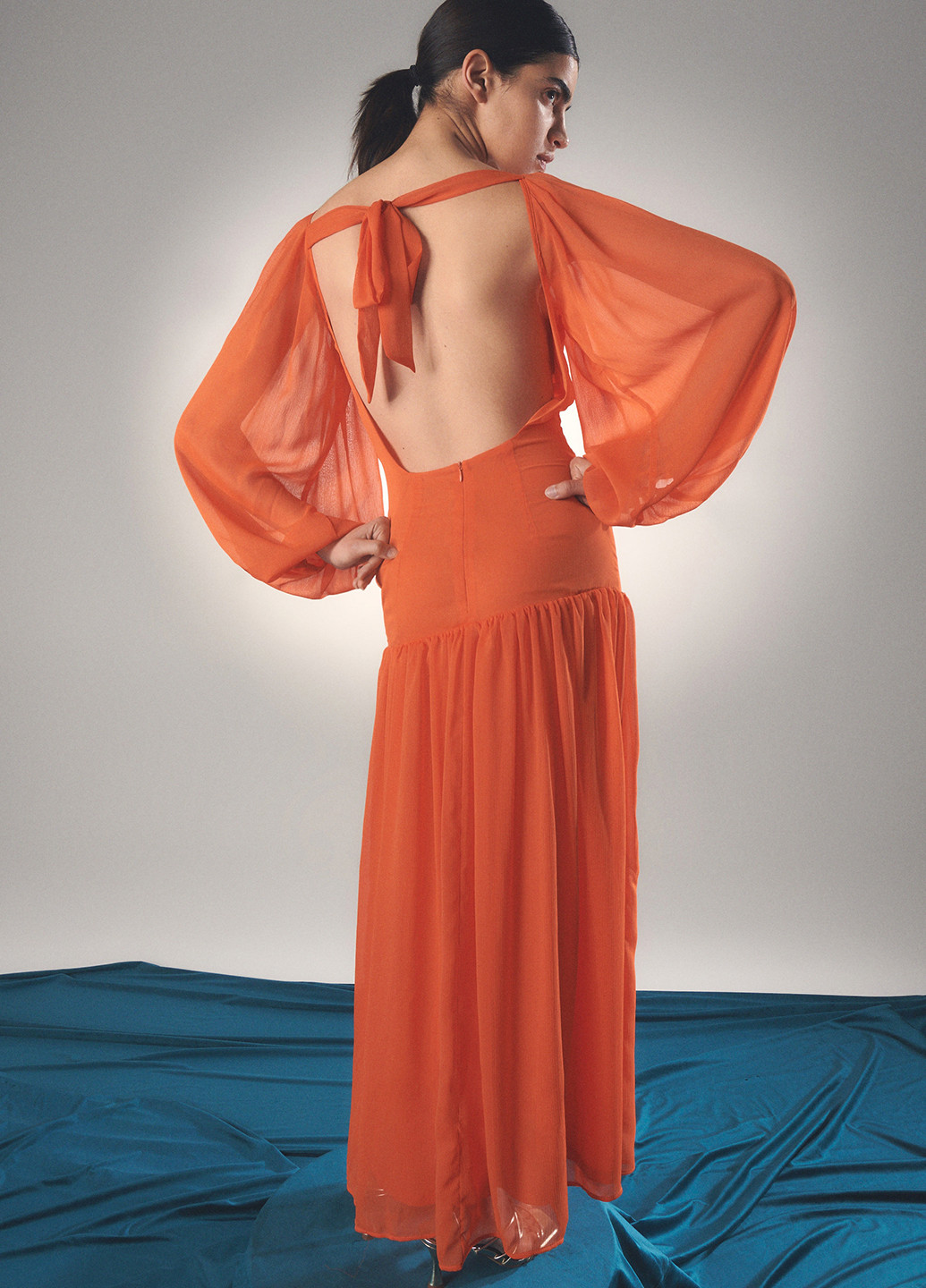 Оранжевое вечернее платье с открытой спиной Reserved однотонное