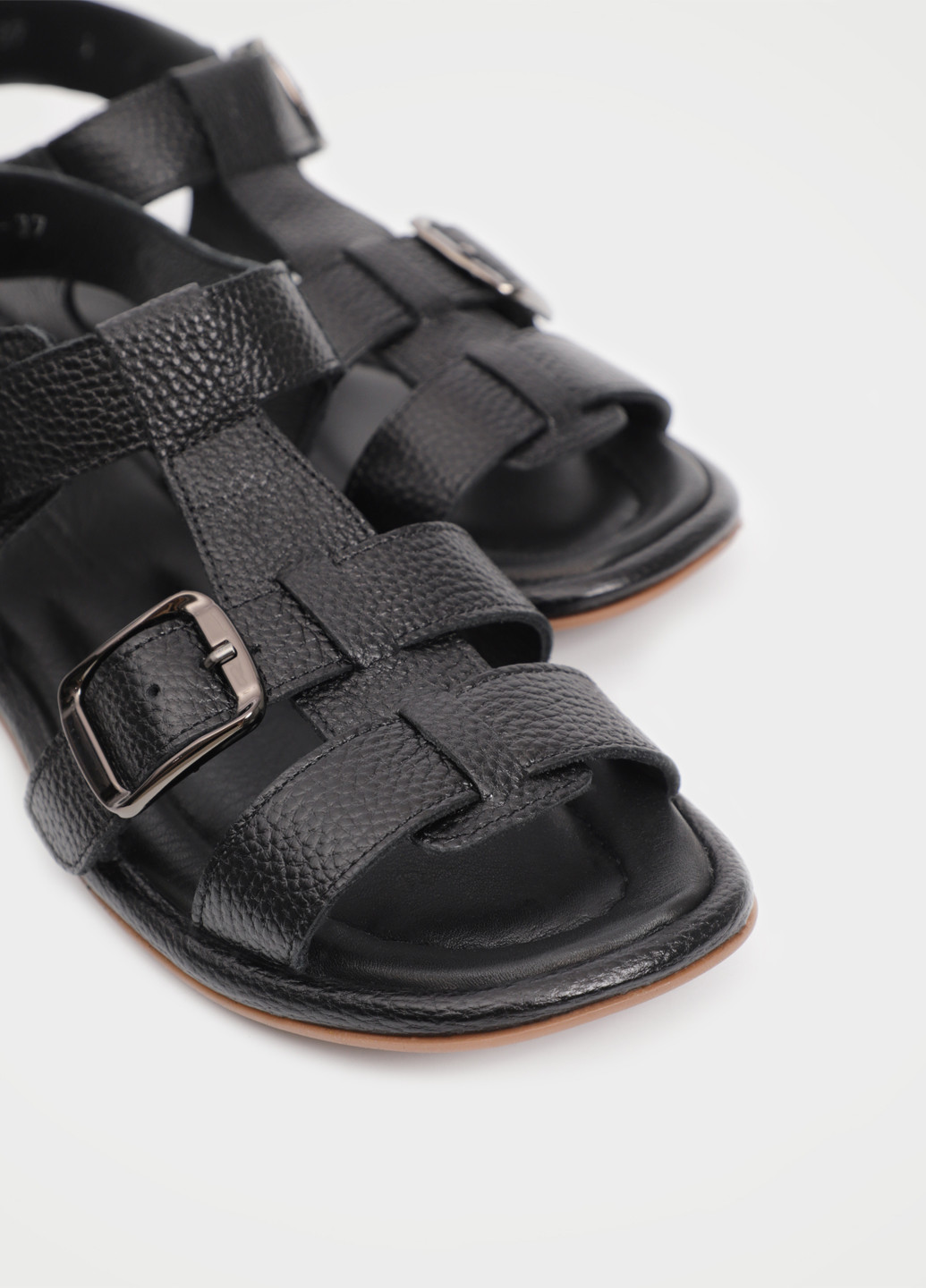 Черные босоножки URBAN TRACE с ремешком