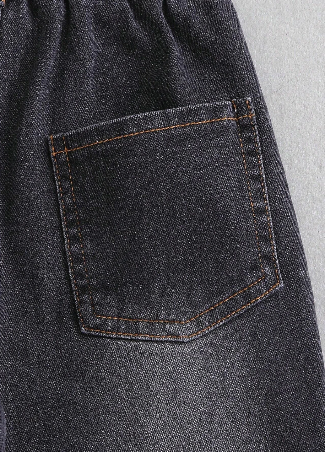 Черные демисезонные зауженные джинсы SHEIN