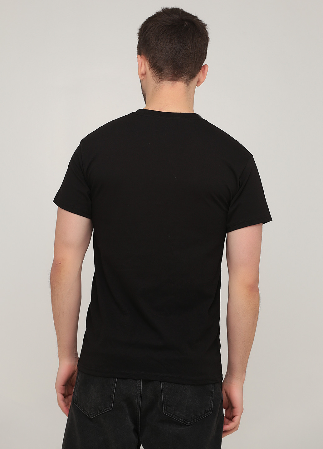 Черная летняя футболка Hanes