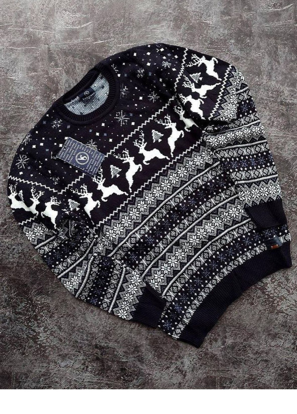Темно-синий зимний стильный свитер с оленями No Brand