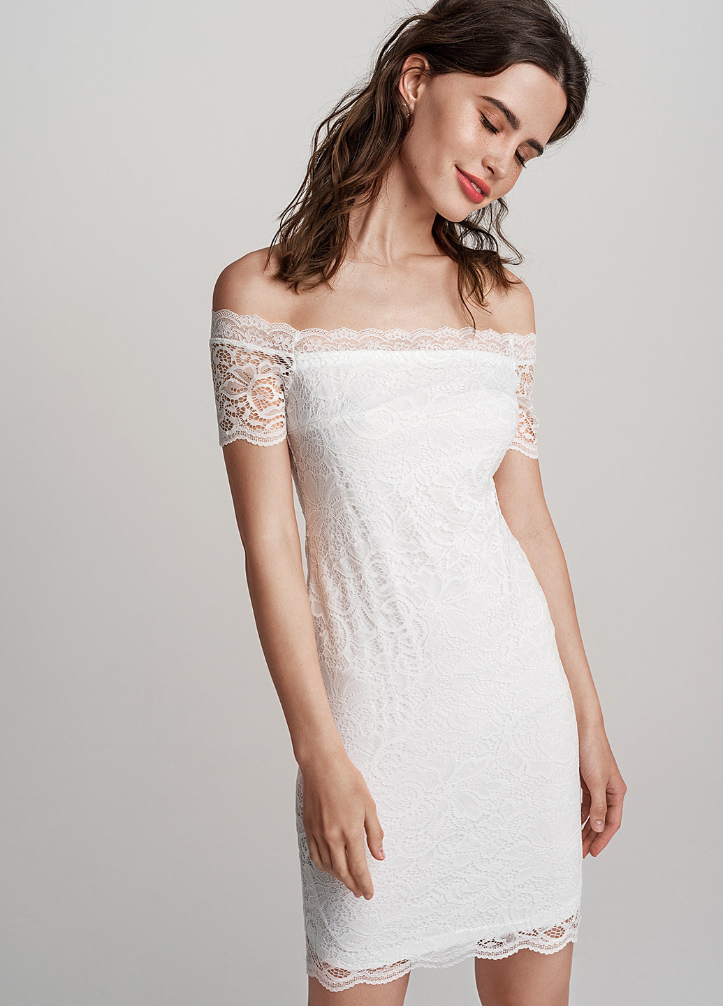 Белое коктейльное платье с открытыми плечами befree