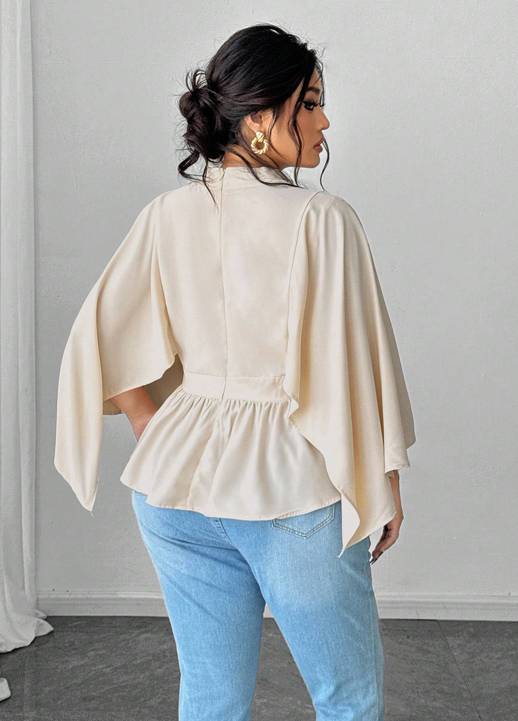 Кремова блуза з баскою SHEIN