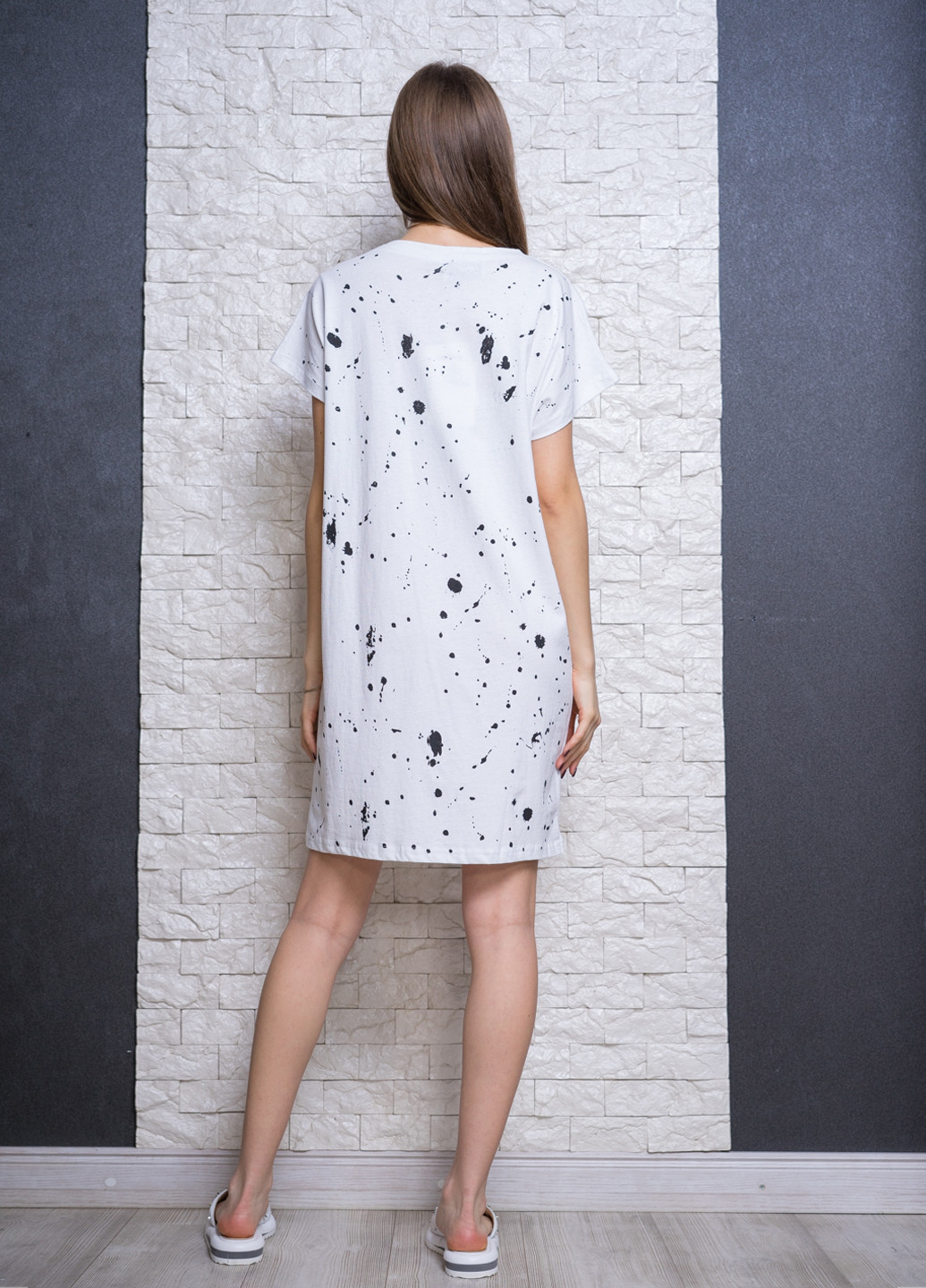 Белое кэжуал платье платье-футболка Timiami с абстрактным узором
