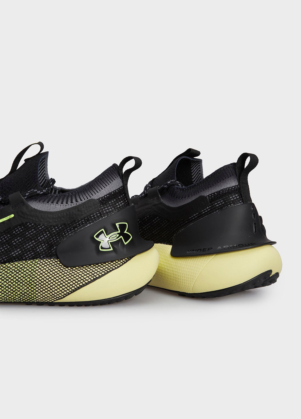 Черные всесезонные кроссовки Under Armour