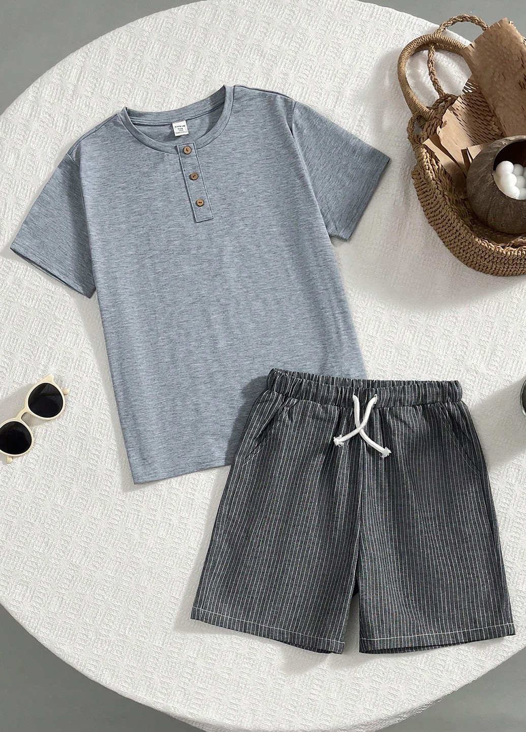 Светло-серый летний комплект (футболка, шорты) SHEIN