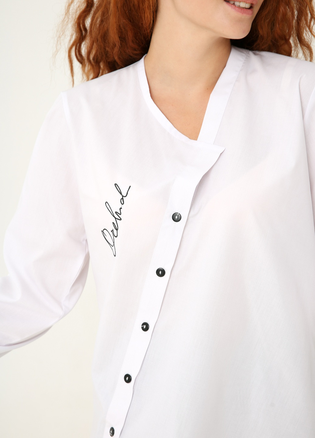 Белая демисезонная белая блуза с косой застежкой и вышивкой " орхидея" INNOE Блузка