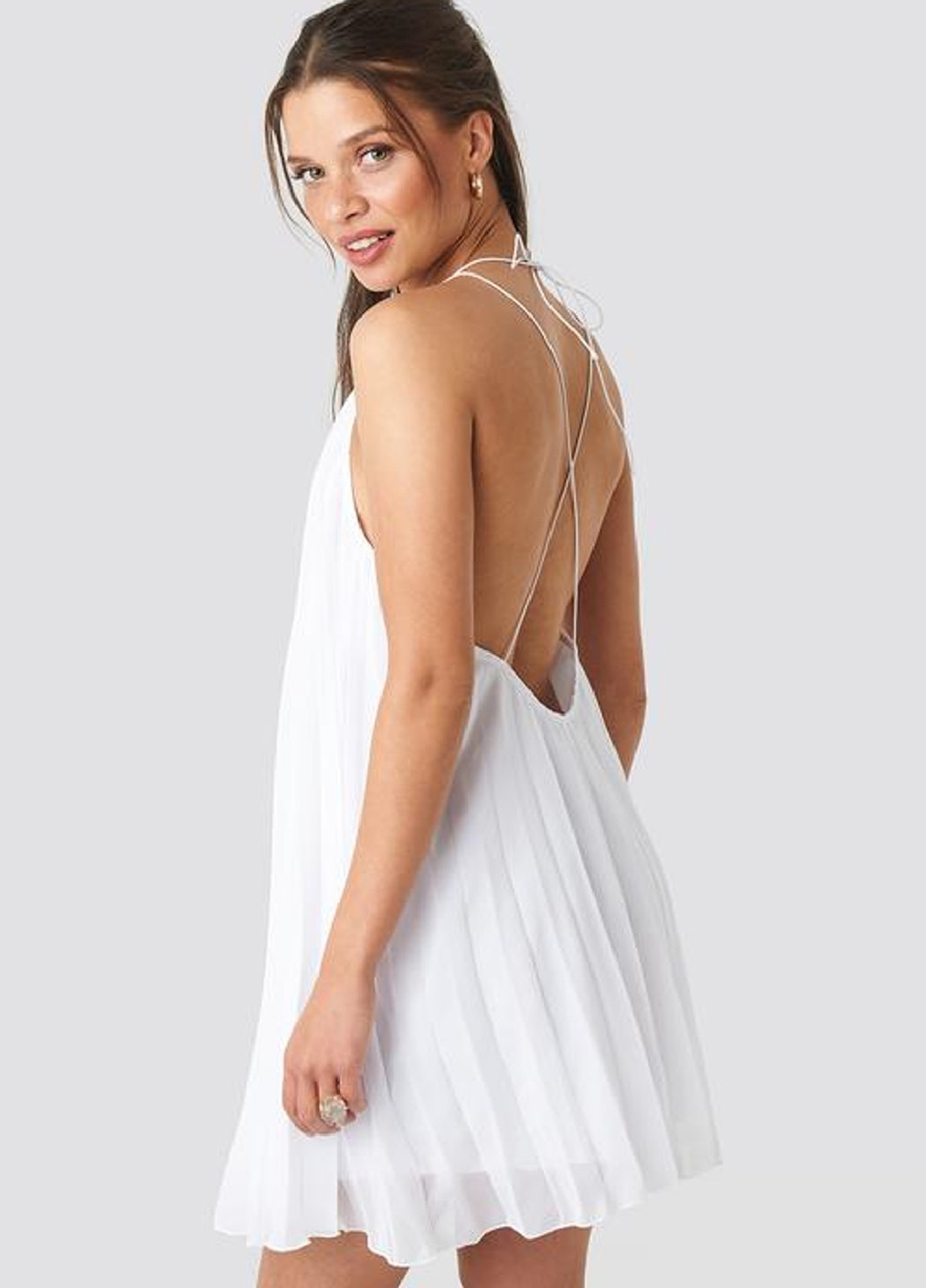 Белое кэжуал платье а-силуэт, с открытой спиной NA-KD однотонное