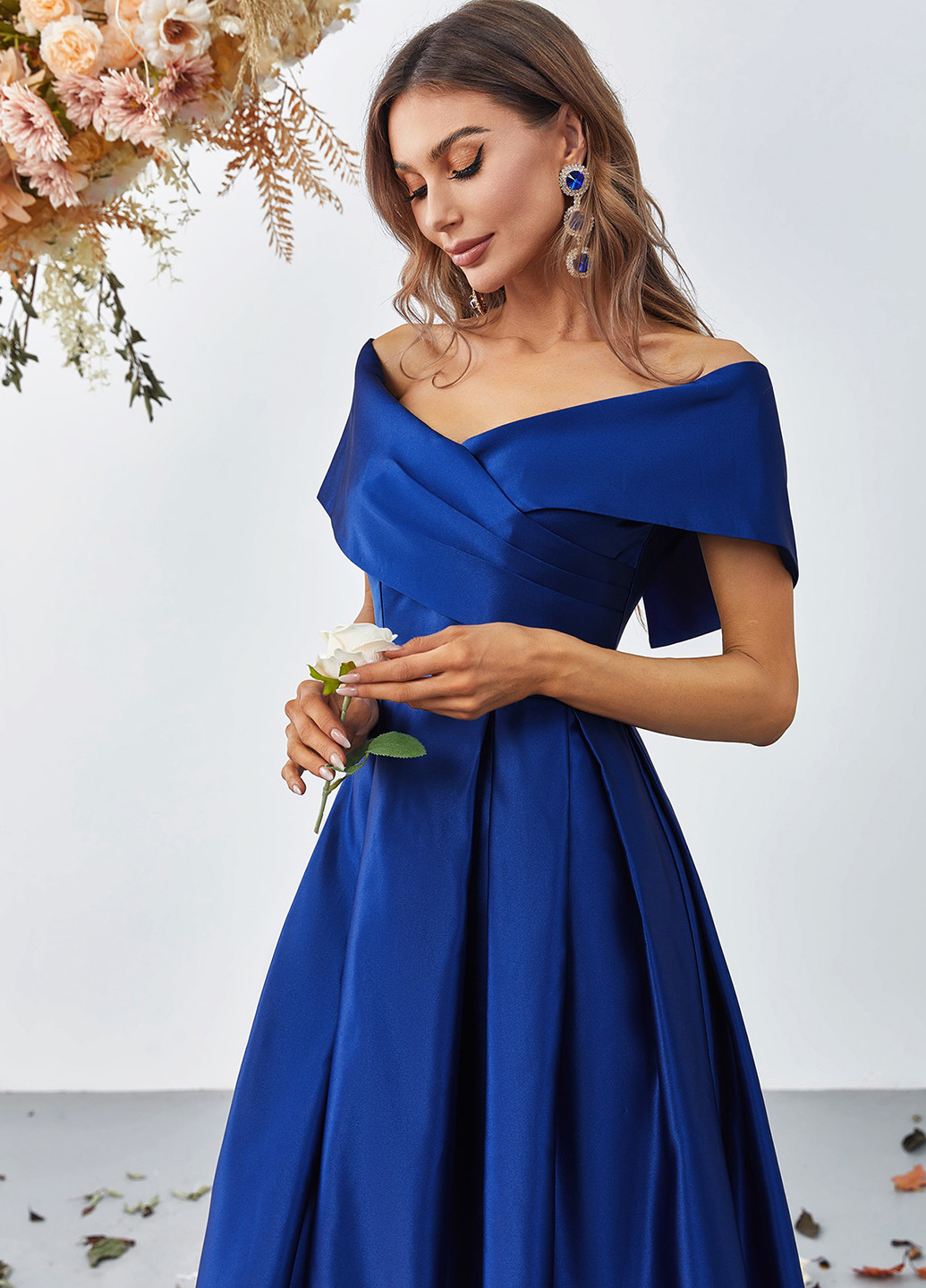 Синя вечірня сукня з відкритими плечима SHEIN однотонна