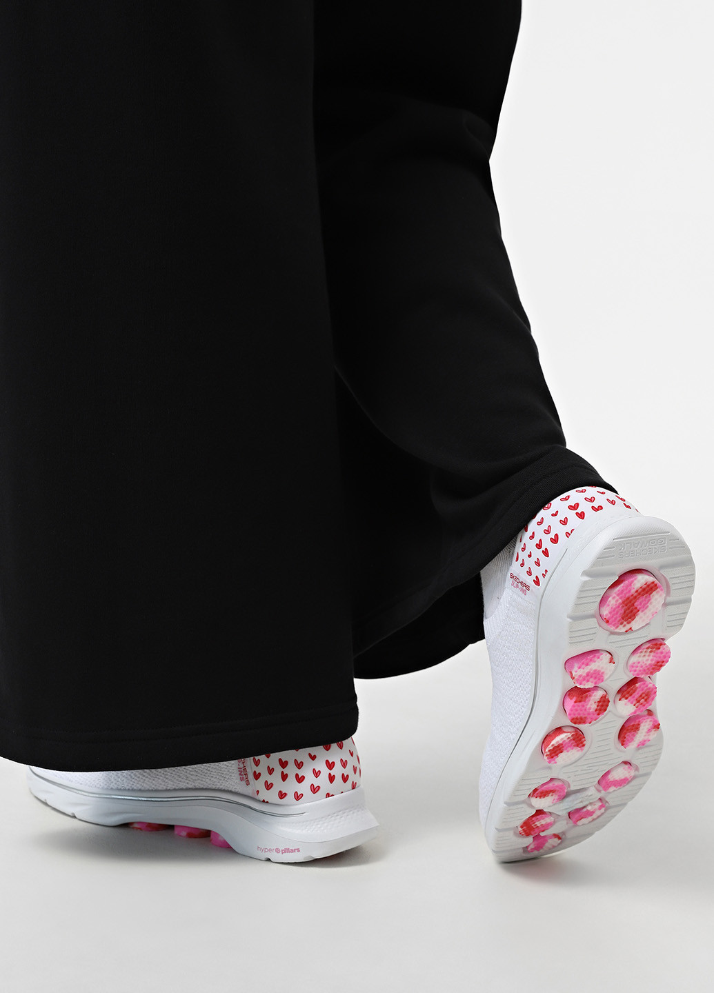 Белые слипоны Skechers сердечки