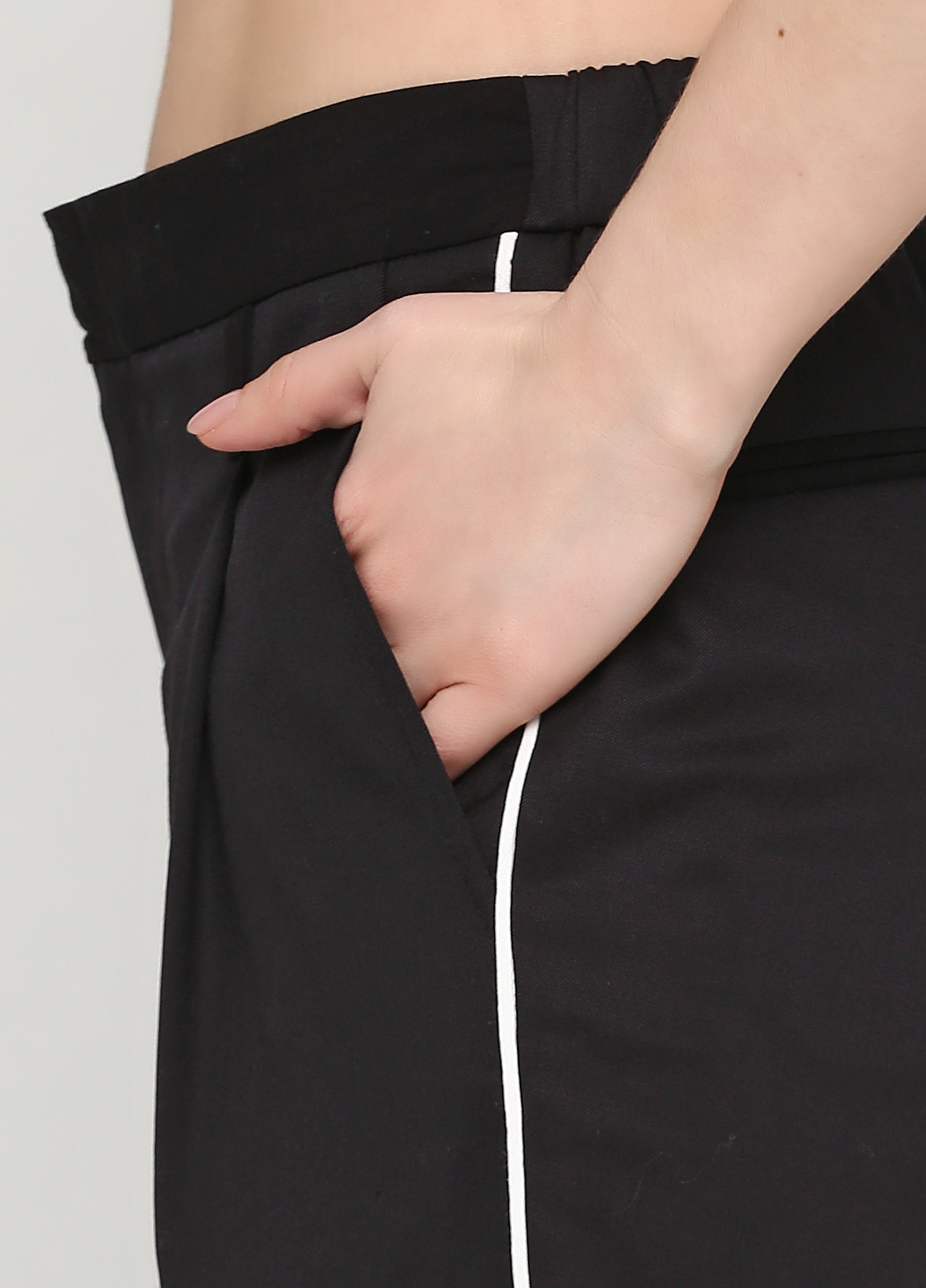 Черные кэжуал демисезонные зауженные брюки Mennace