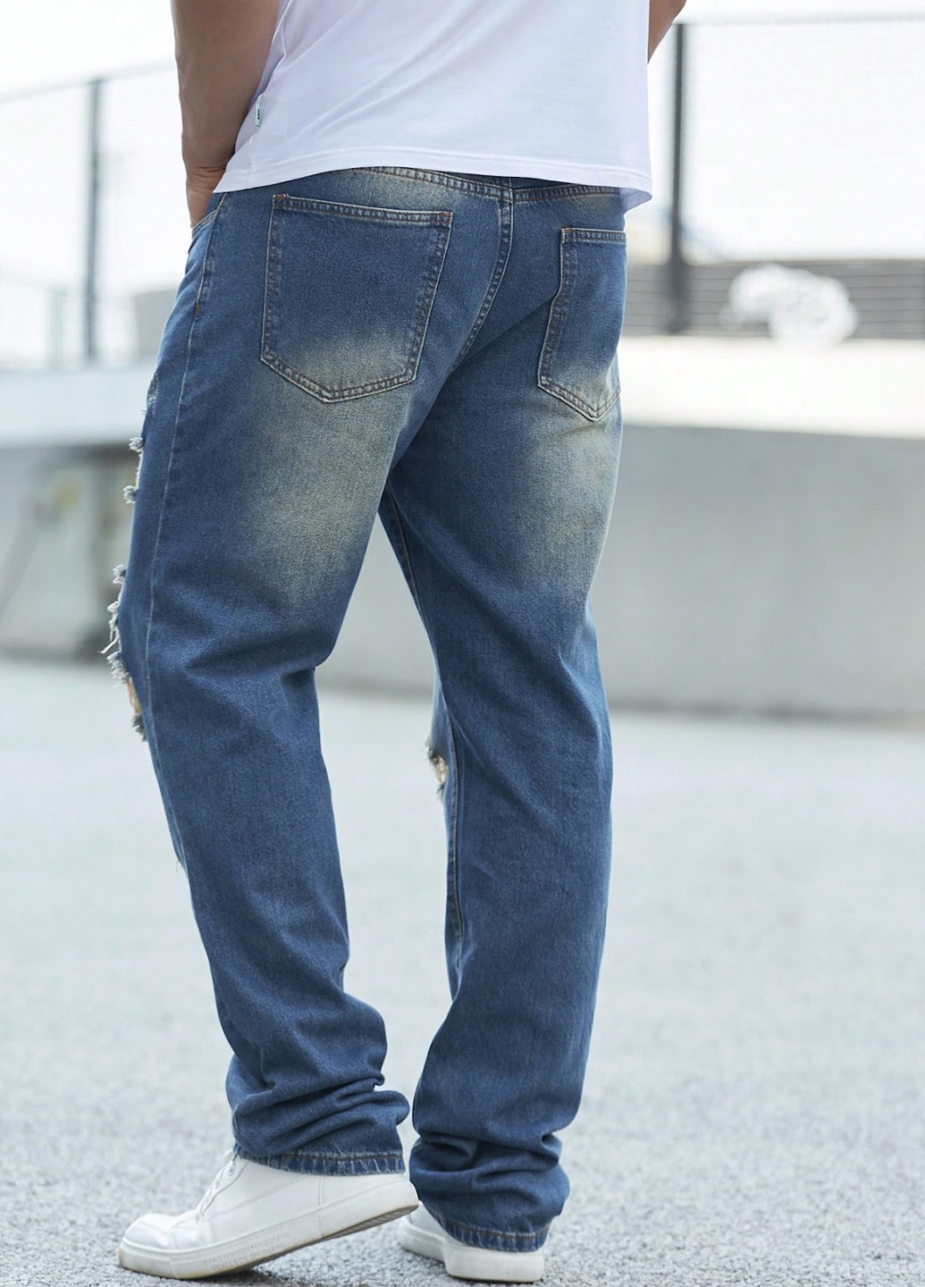 Синие демисезонные зауженные джинсы SHEIN