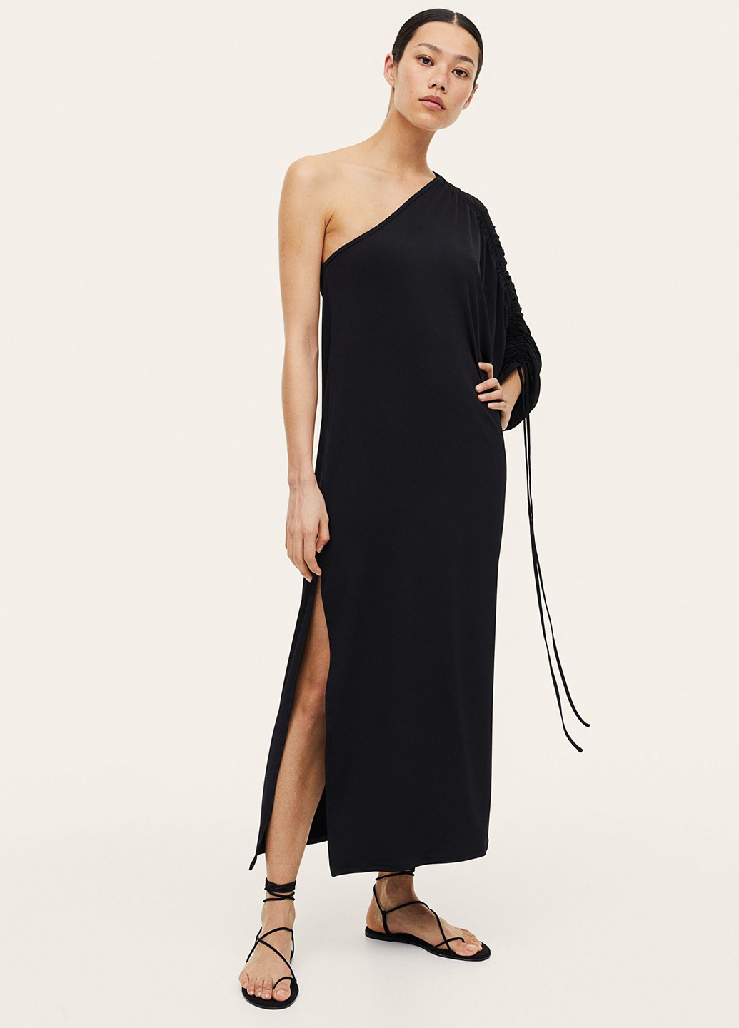 Чорна кежуал сукня на одне плече H&M однотонна