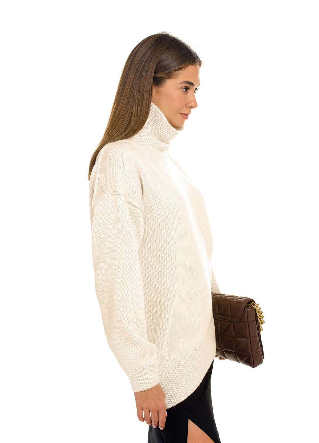 Молочный свитер оверсайз с высоким воротником-стойка. SVTR