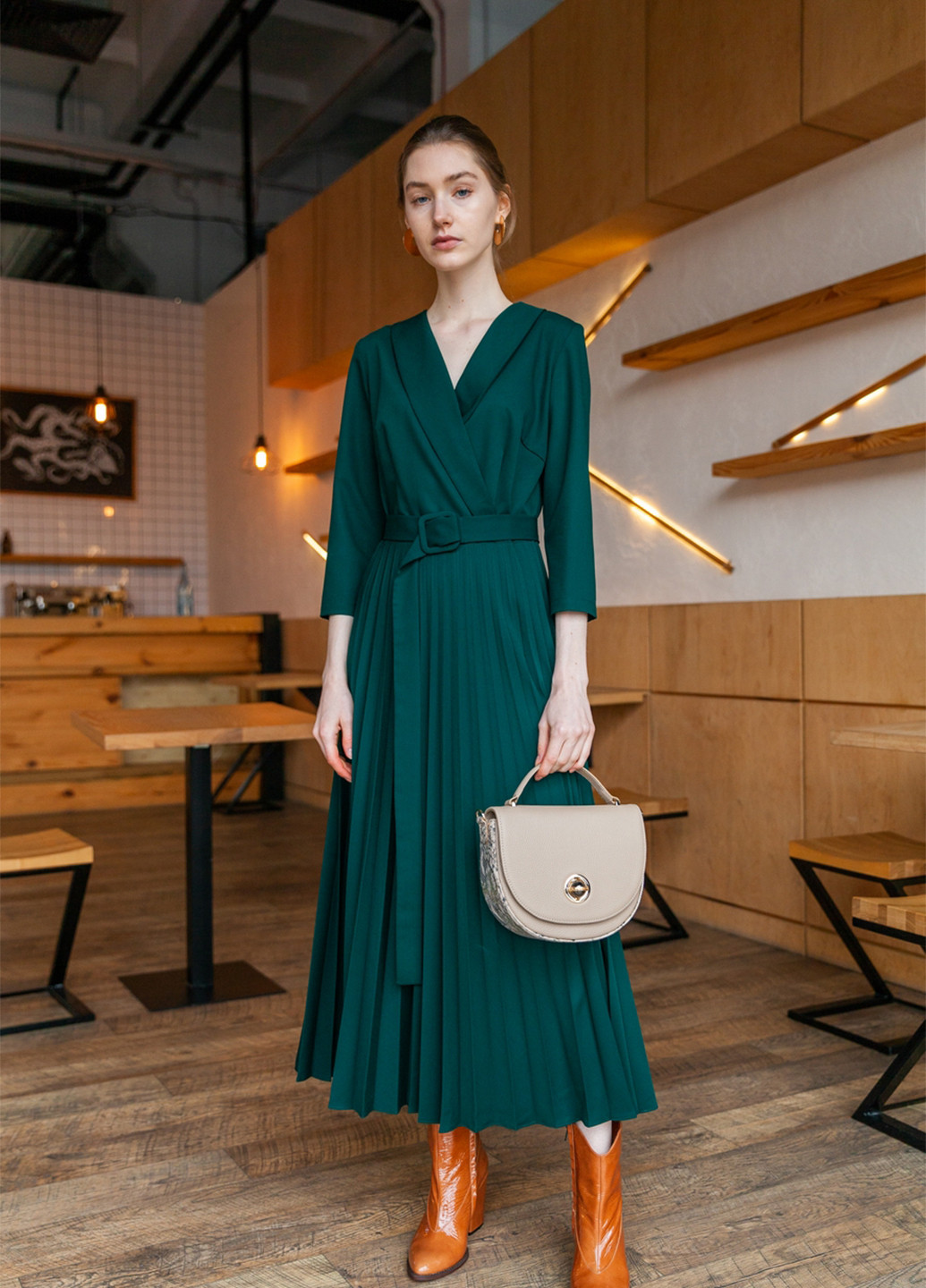 Темно-зелена кежуал сукня плісована, кльош, на запах MaCo exclusive однотонна