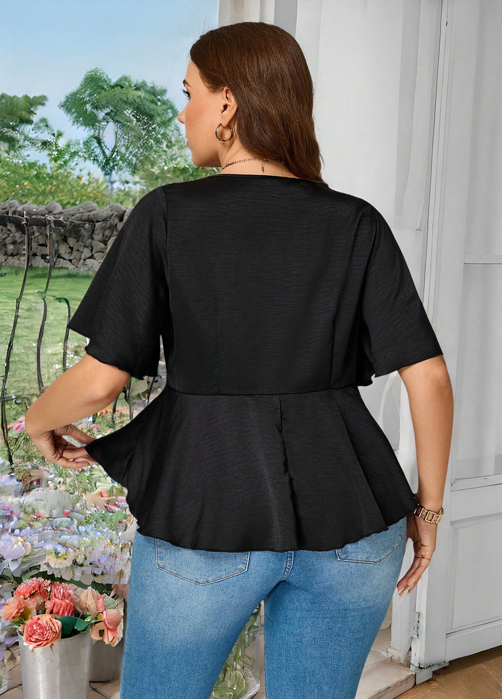 Чёрная блуза с баской SHEIN