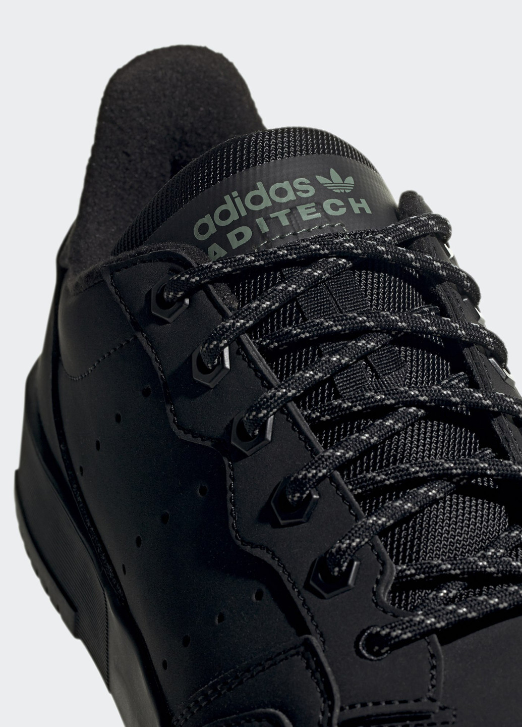 Черные всесезонные кроссовки adidas