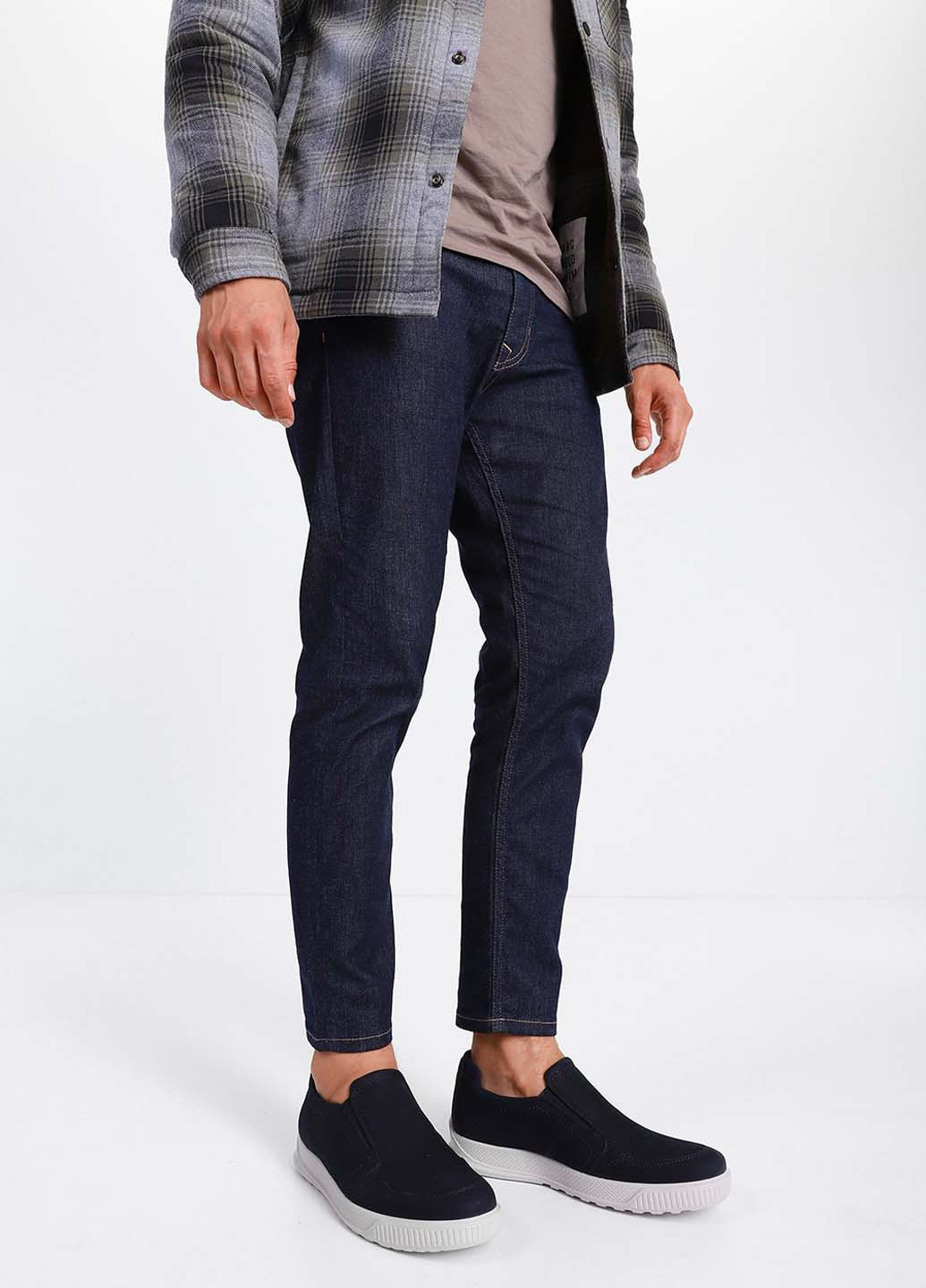 Темно-синие слипоны Ecco с белой подошвой, с перфорацией