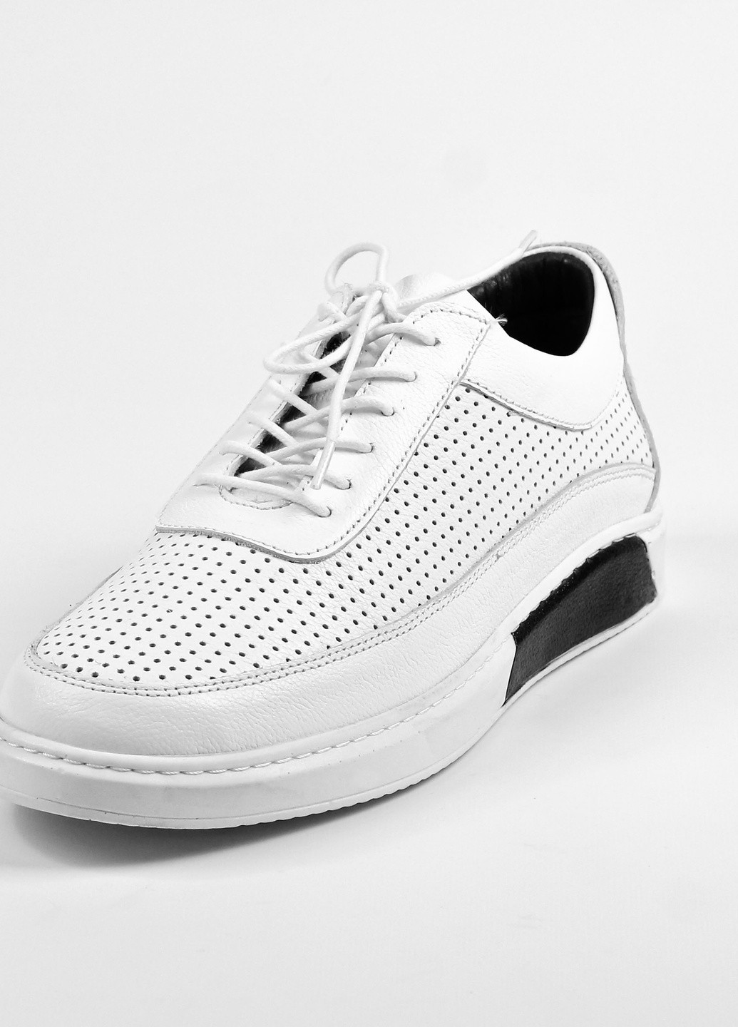 Белые демисезонные кроссовки перфорированные мужские белые ALTURA