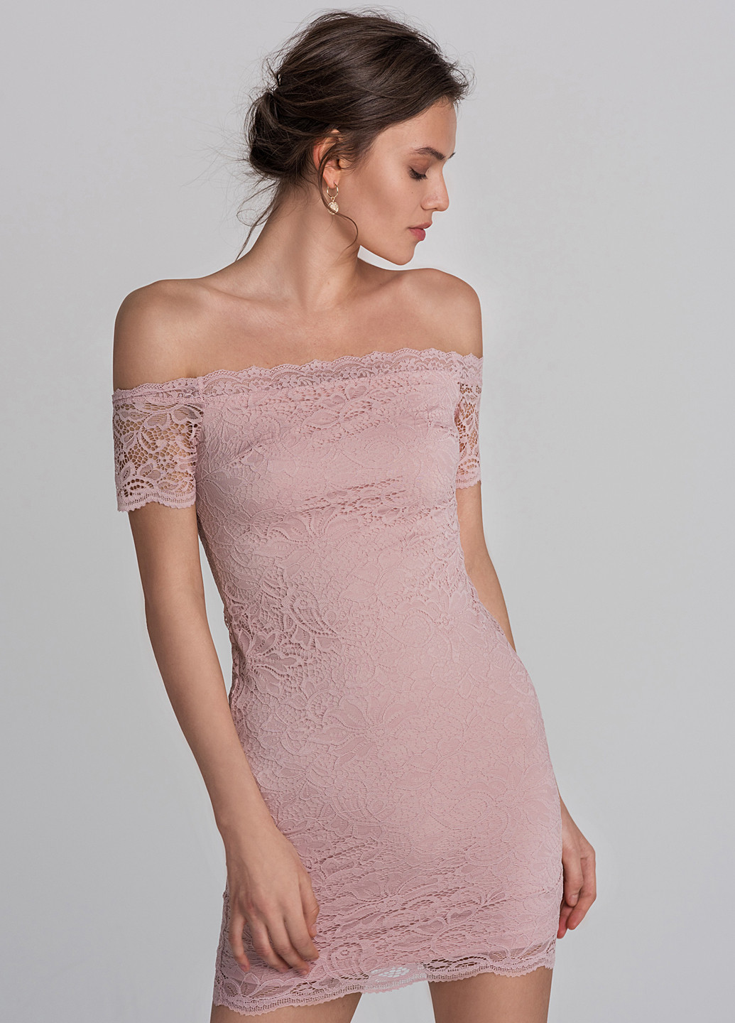 Бледно-розовое коктейльное платье с открытыми плечами befree