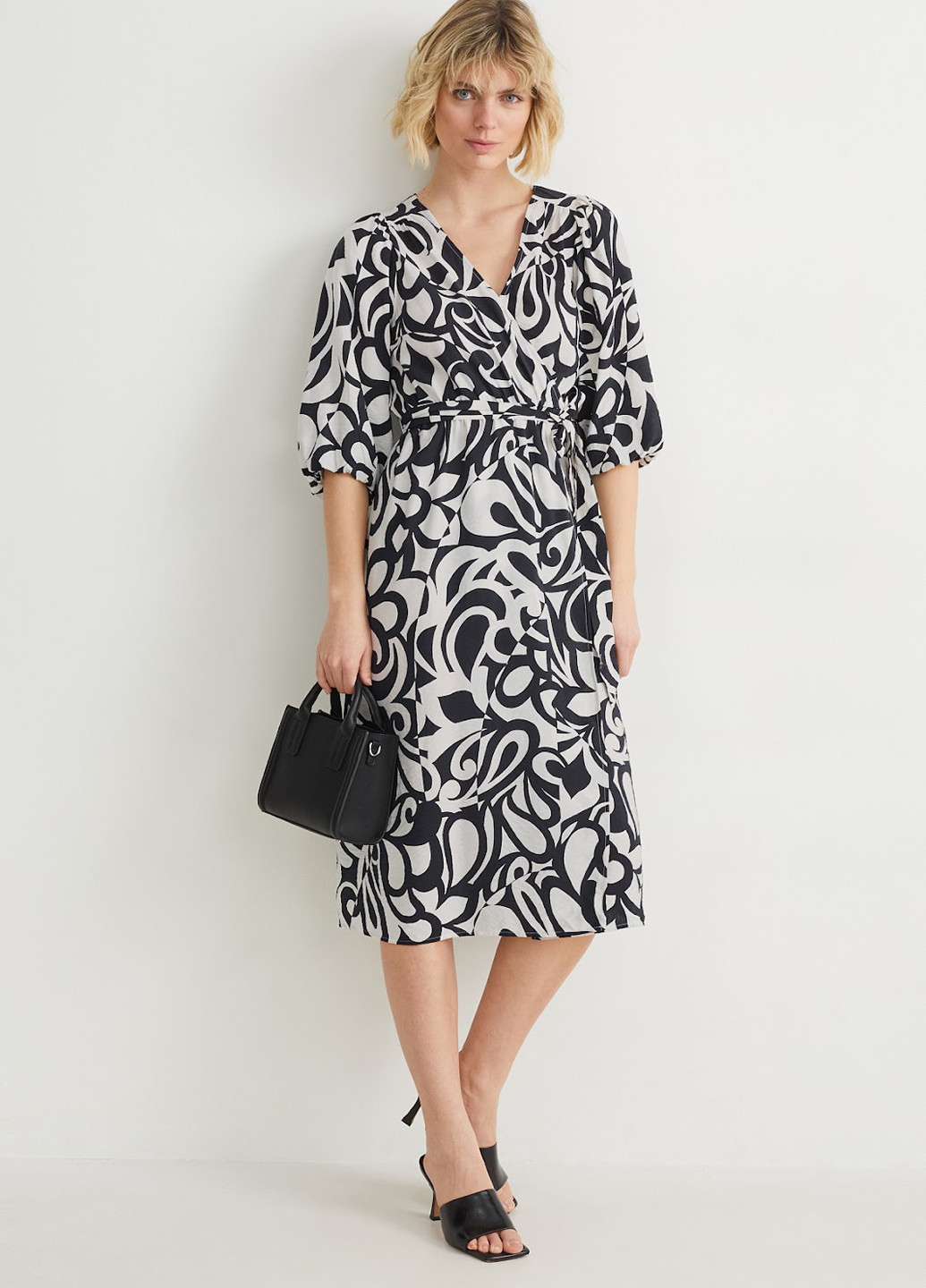 Чорно-білий кежуал сукня кльош, на запах C&A з квітковим принтом