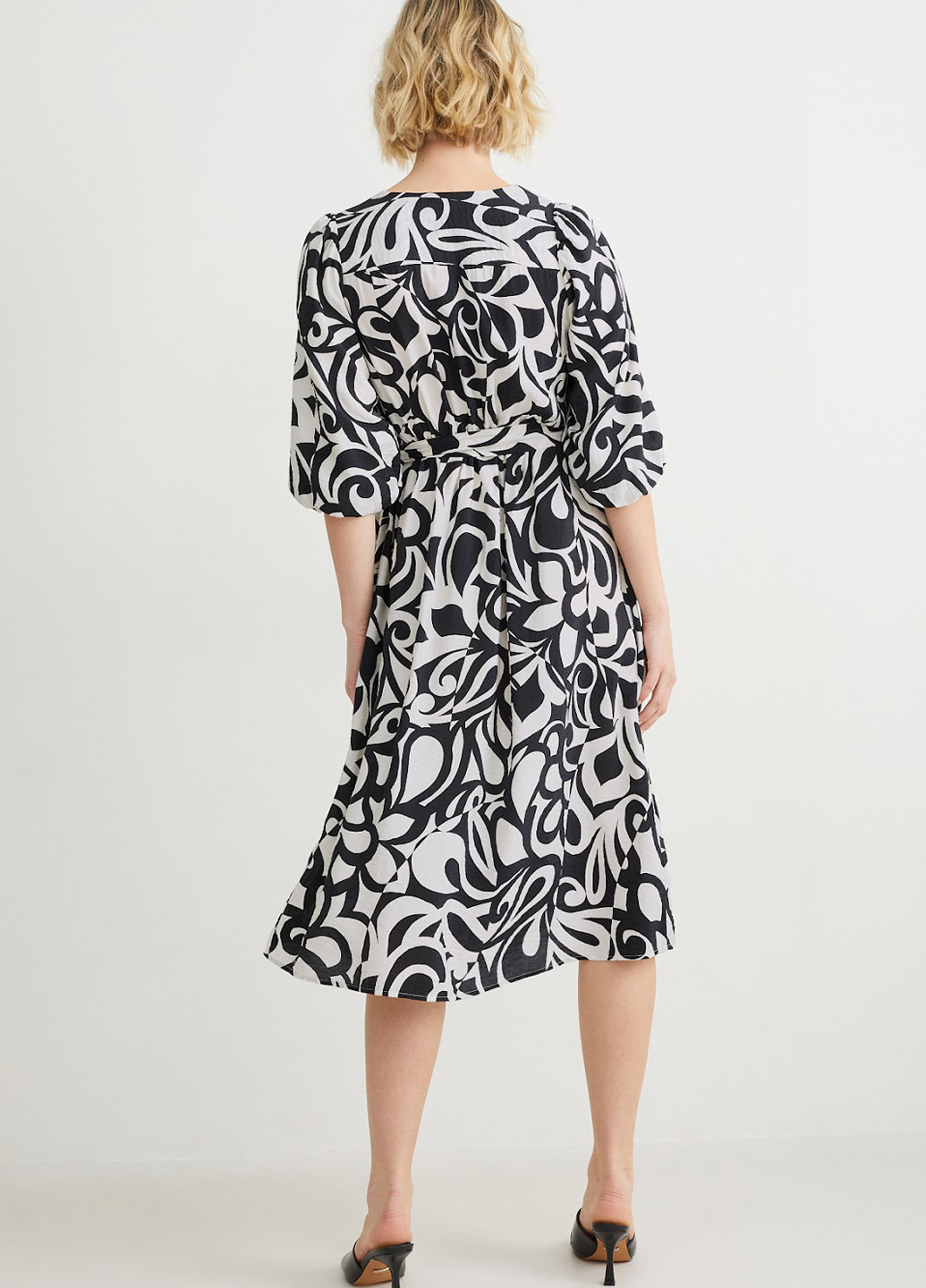 Чорно-білий кежуал сукня кльош, на запах C&A з квітковим принтом