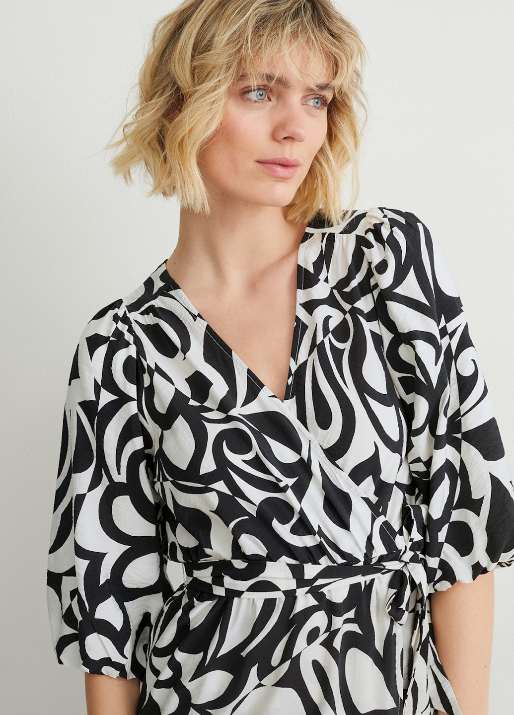 Чорно-білий кежуал сукня кльош, на запах C&A з квітковим принтом